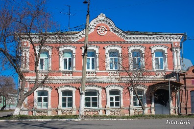 Дом купца Д. В. Зязина построен в 1869 г. Расположен по адресу: г. Ирбит, ул. Орджоникидзе, 41.  Фото 1 апреля 2018 г. Фотограф Евгений Рулев.