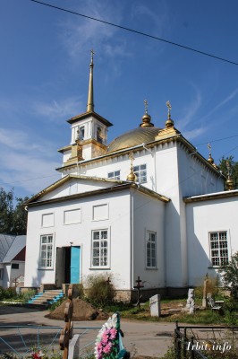 Свято-Троицкая кладбищенская церковь была заложена в 1835 г. Фото 17 августа 2013 г. Фотограф Евгений Рулев.