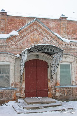 Лавка купца Зязина построена в начале XIX века. Находится по адресу: г. Ирбит, ул. Орджоникидзе, 34. Фото 17 декабря 2015 г. Фотограф Евгений Рулев.