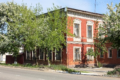 Дом купца Зязина построен в конце XIX в. Здание находится по адресу: г. Ирбит, ул. Орджоникидзе, 32. Фото 22 мая 2016 г. Фотограф Евгений Рулев.