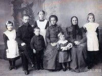 Смотритель ирбитского общественного сада Зубов В.Н. с женой, тещей и детьми.