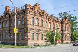 Здание мужской гимназии (г. Ирбит, ул. Свободы, 24). Фото 22 мая 2016 года. Фотограф Евгений Рулев.