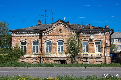 Дом купца Калинина построен XIX веке, расположен по адресу: г. Ирбит, ул. Ленина, 27. Фото 22 мая 2016 г. Фотограф Евгений Рулев.