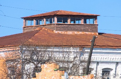 Двухэтажный каменный особняк, украшенный резьбой, расположен по адресу: г. Ирбит, ул. Орджоникидзе, 38. Фото 13 мая 2018 г. Фотограф Евгений Рулев.