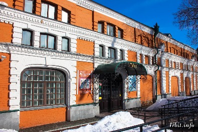 Здание торгового корпуса построено в 1890-х гг. Находится по адресу: г. Ирбит, ул. Карла Маркса, 47. 
Фото 2018 года. Фотограф Евгений Рулев.