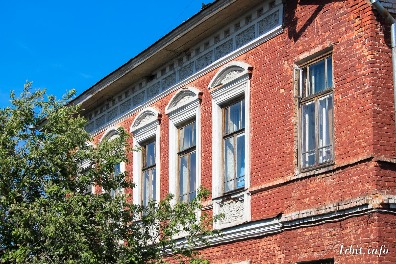 Дом купца Зязина построен в конце XIX в. Здание находится по адресу: г. Ирбит, ул. Орджоникидзе, 32. Фото 22 мая 2016 г. Фотограф Евгений Рулев.