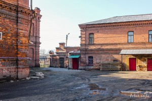 Внутренний двор мужской гимназии (г. Ирбит, ул. Свободы, 24). Фото 3 января 2018 года. Фотограф Евгений Рулев.