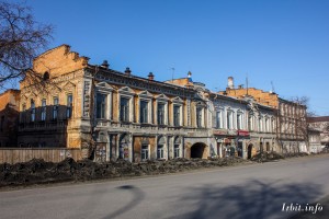 Дом купца Дунаева построен в 1879 году. Здание расположено по адресу: г. Ирбит, ул. Советская, 1.  Фото 19 марта 2017 г. Фотограф Евгений Рулев.
