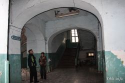 Состояние помещений здания воинских казарм (построено в 1915 году и расположено по адресу: г. Ирбит, ул. Орджоникидзе, 61). Фото 4 октября 2012 г. Фотограф Евгений Рулев.