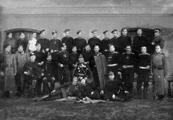 Охрана царской семьи Николая II.
Восьмой слева в верхнем ряду - Томшин.
