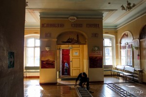 Фойе (здание мужской гимназии, г. Ирбит, ул. Свободы, 24). Фото 15 апреля 2012 года. Фотограф Евгений Рулев.
