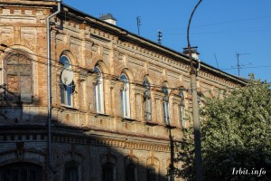 Дом купца Луканина построен в 1878 году. Здание находится по адресу: г. Ирбит, ул. Революции, 24. Фото 25 мая 2017 г. Фотограф Евгений Рулев.