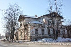 Дом купца Михайлова построен в конце XIX века. Фото 19 марта 2017 г. Фотограф Евгений Рулев.