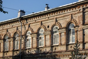Дом купца Луканина построен в 1878 году. Здание находится по адресу: г. Ирбит, ул. Революции, 24. Фото 21 мая 2016 г. Фотограф Евгений Рулев.