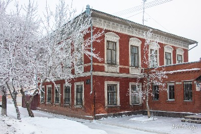 Дом купца Зязина построен в конце XIX в. Здание находится по адресу: г. Ирбит, ул. Орджоникидзе, 32. Фото 17 декабря 2015 г. Фотограф Евгений Рулев.