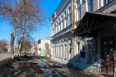 Двухэтажный каменный особняк, украшенный резьбой, расположен по адресу: г. Ирбит, ул. Орджоникидзе, 38. Фото 1 апреля 2018 г. Фотограф Евгений Рулев.