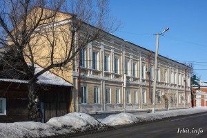 Гостиница "Сибирское подворье" была построена в 1878 году. Здание расположено по адресу: г. Ирбит, ул. Революции, 16. Фото 1 апреля 2018 г. Фотограф Евгений Рулев.