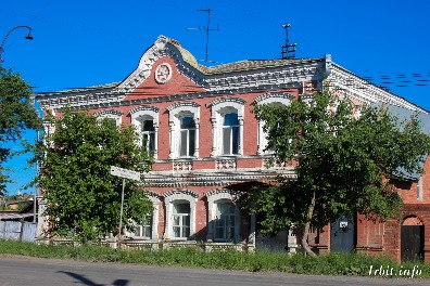 Дом купца Д. В. Зязина построен в 1869 г. Расположен по адресу: г. Ирбит, ул. Орджоникидзе, 41.  Фото 24 июня 2017 г. Фотограф Евгений Рулев.