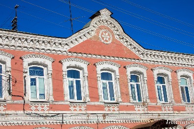 Дом купца Д. В. Зязина построен в 1869 г. Расположен по адресу: г. Ирбит, ул. Орджоникидзе, 41.  Фото 1 апреля 2018 г. Фотограф Евгений Рулев.