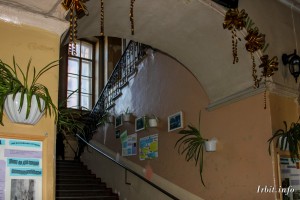 Парадная лестница (здание мужской гимназии, г. Ирбит, ул. Свободы, 24). Фото 15 апреля 2012 года. Фотограф Евгений Рулев.