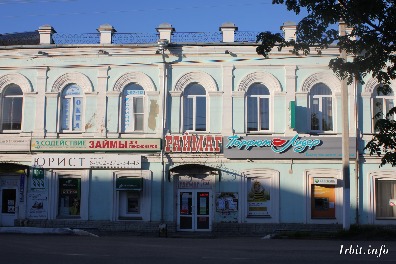 Здание торгового дома Саввы Морозова построено в 70-е годы XIX века. Находится по адресу: г. Ирбит, ул. Кирова, 80. Фото 2016 года. Фотограф Евгений Рулев.