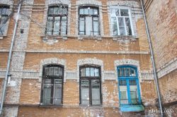 Здание воинских казарм построено в 1915 году и расположено по адресу: г. Ирбит, ул. Орджоникидзе, 61. Фото 4 октября 2012 г. Фотограф Евгений Рулев.