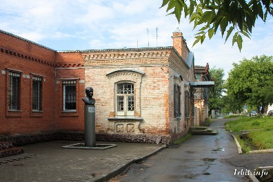 Лавка купца Зязина построена в начале XIX века. Находится по адресу: г. Ирбит, ул. Орджоникидзе, 34. Фото 14 июня 2014 г. Фотограф Евгений Рулев.