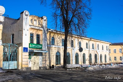 Здание казначейства построено в 1808 году. Находится по адресу: г. Ирбит, ул. Ленина, 17.  Фото 19 марта 2017 г. Фотограф Евгений Рулев.