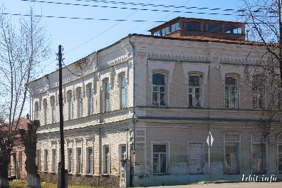 Двухэтажный каменный особняк, украшенный резьбой, расположен по адресу: г. Ирбит, ул. Орджоникидзе, 38. Фото 13 мая 2018 г. Фотограф Евгений Рулев.