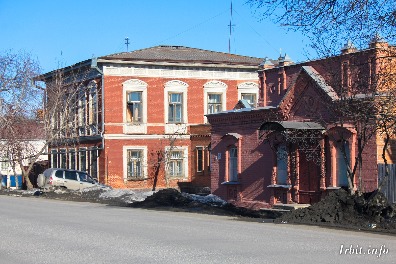 Лавка купца Зязина построена в начале XIX века. Находится по адресу: г. Ирбит, ул. Орджоникидзе, 34. Фото 8 апреля 2018 г. Фотограф Евгений Рулев.