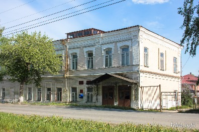 Двухэтажный каменный особняк, украшенный резьбой, расположен по адресу: г. Ирбит, ул. Орджоникидзе, 38. Фото 22 мая 2016 г. Фотограф Евгений Рулев.