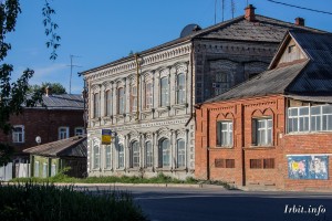 Дом купца Фалалеева построен в 1879 году. Здание находится по адресу: г. Ирбит, ул. Советская, 13. Фото 31 мая 2014 г. Фотограф Евгений Рулев.