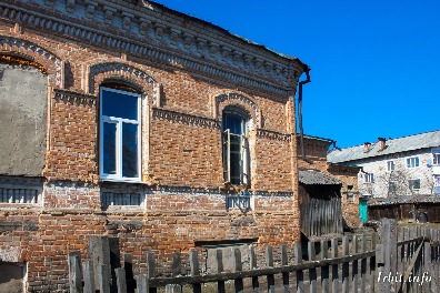 Дом купца Калинина построен XIX веке, расположен по адресу: г. Ирбит, ул. Ленина, 27. Фото 13 мая 2018 г. Фотограф Евгений Рулев.