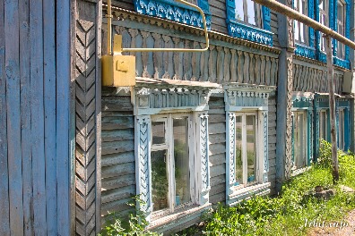 Памятник архитектуры. Деревянное здание, расположенное по адресу: г. Ирбит, ул. Ленина, 30, построено в 1888 году.  Фото 22 мая 2016 г. Фотограф Евгений Рулев.