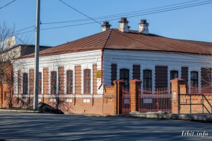Дом купца Рудакова, который расположен в городе Ирбите по улице Советская 36. Фото 7 апреля 2018 г. Фотограф Евгений Рулев.