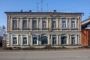 Дом купца Фалалеева построен в 1879 году. Здание находится по адресу: г. Ирбит, ул. Советская, 13. Фото 19 марта 2017 г. Фотограф Евгений Рулев.