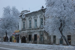 Дом купца Дунаева построен в 1879 году. Здание расположено по адресу: г. Ирбит, ул. Советская, 1.  Фото 17 декабря 2015 г. Фотограф Евгений Рулев.