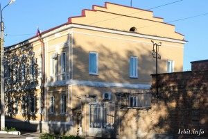 Гостиница "Сибирское подворье" была построена в 1878 году. Здание расположено по адресу: г. Ирбит, ул. Революции, 16. Фото 25 мая 2017 г. Фотограф Евгений Рулев.